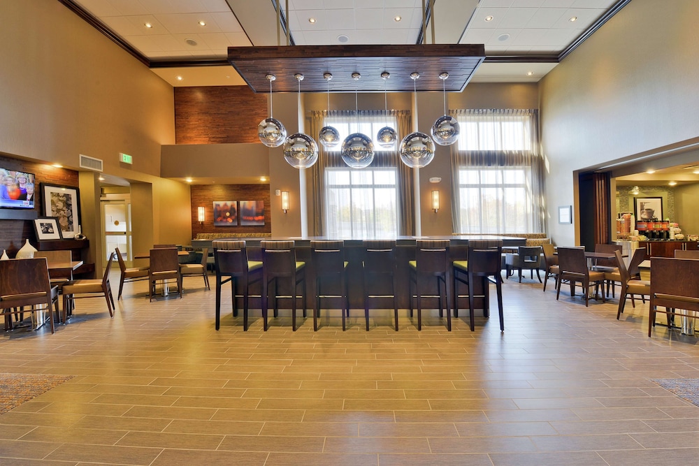 hampton inn and suites greensboro coliseum area