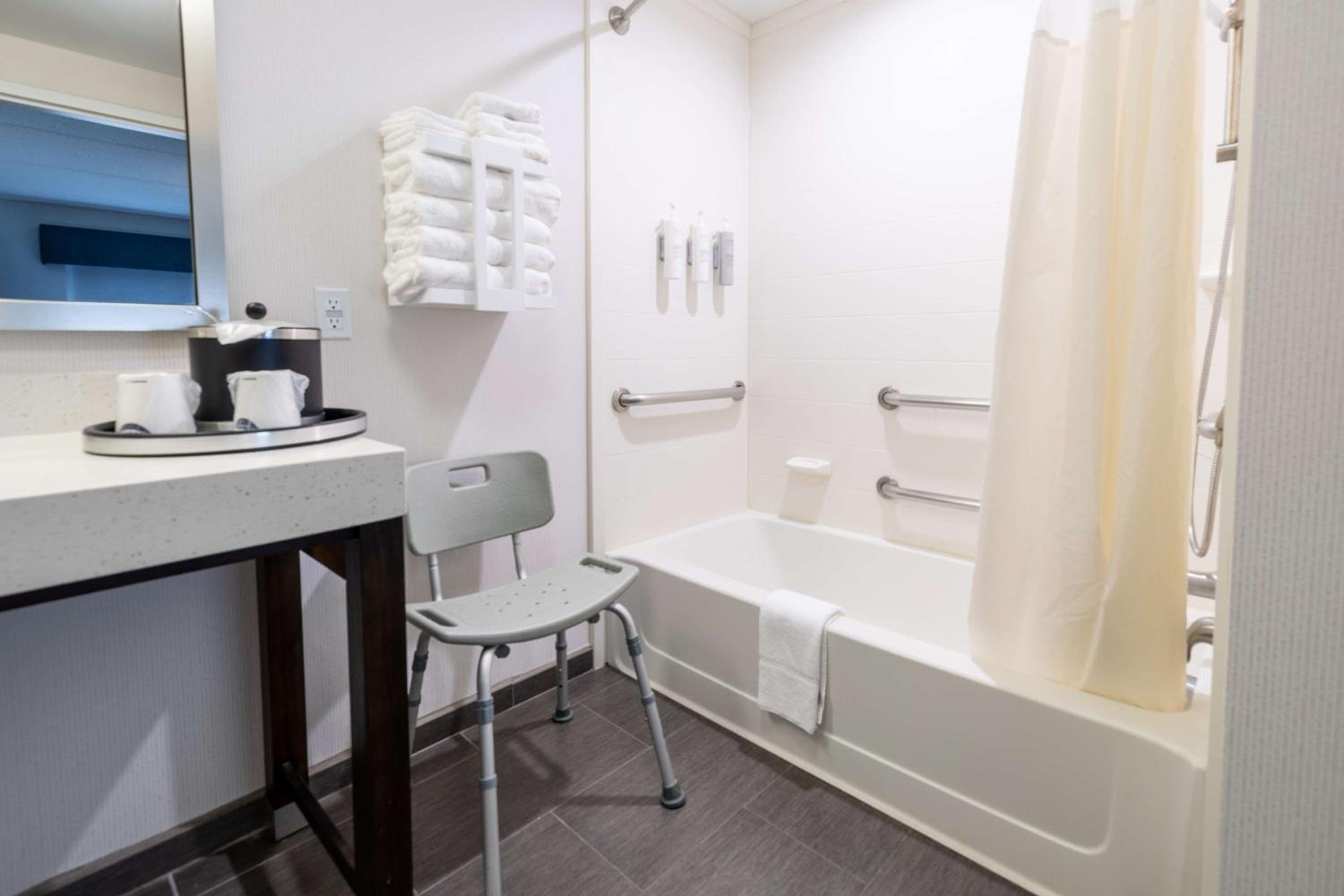 hampton inn and suites greensboro coliseum area