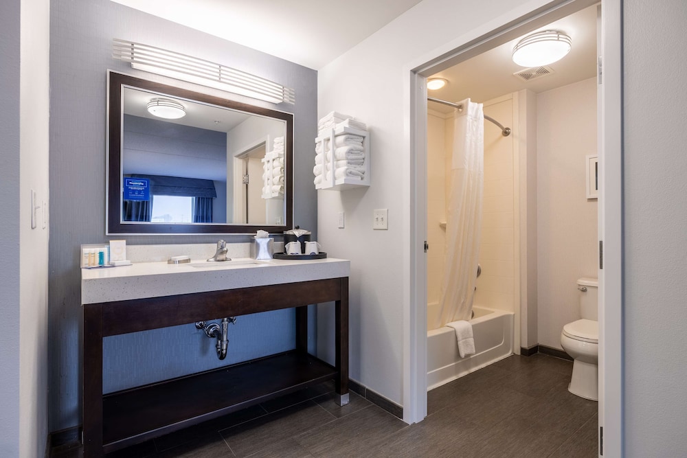 hampton inn and suites greensboro coliseum area