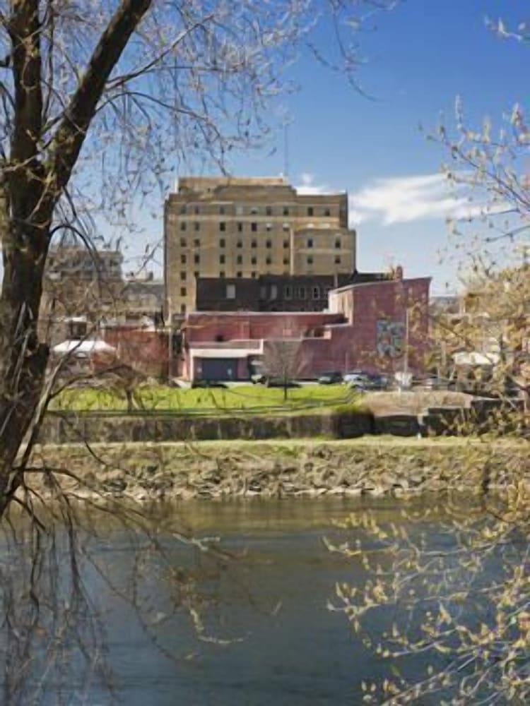 grand eastonian hotel and suites