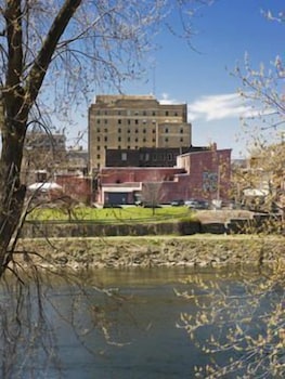 grand eastonian hotel and suites