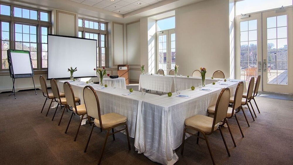 grand eastonian hotel and suites