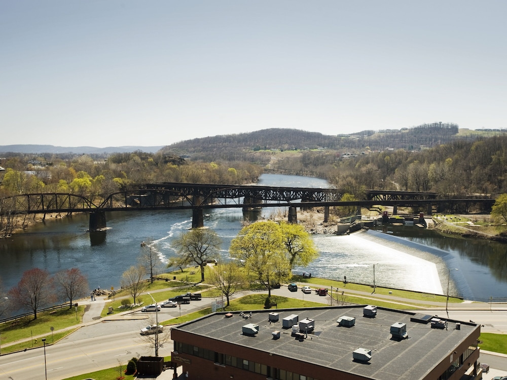 grand eastonian hotel and suites