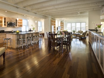 grand eastonian hotel and suites