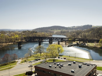 grand eastonian hotel and suites