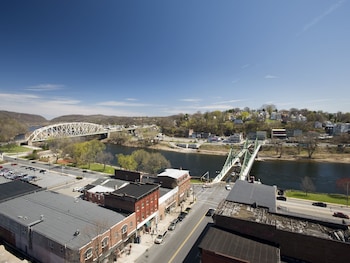 grand eastonian hotel and suites