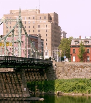 grand eastonian hotel and suites