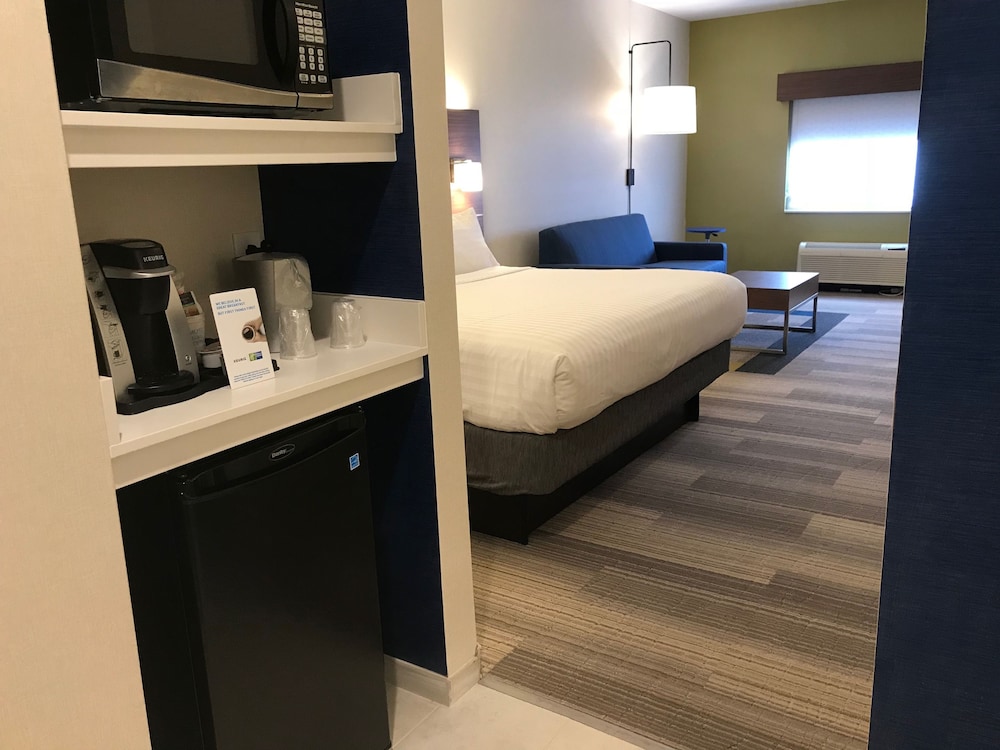 holiday inn express and suites rochester victor