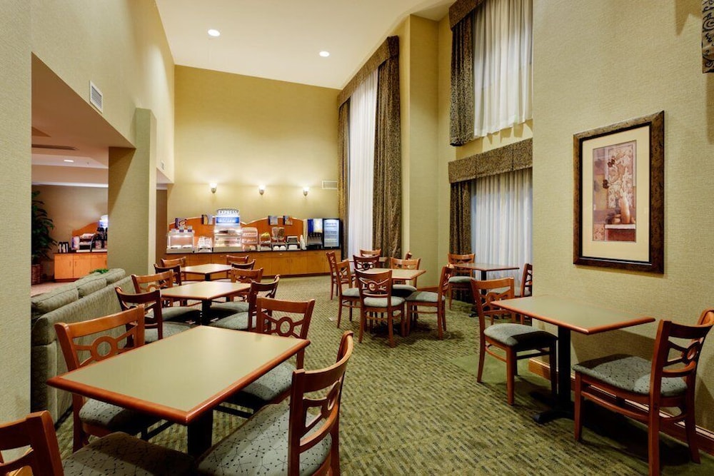 holiday inn express and suites rochester victor
