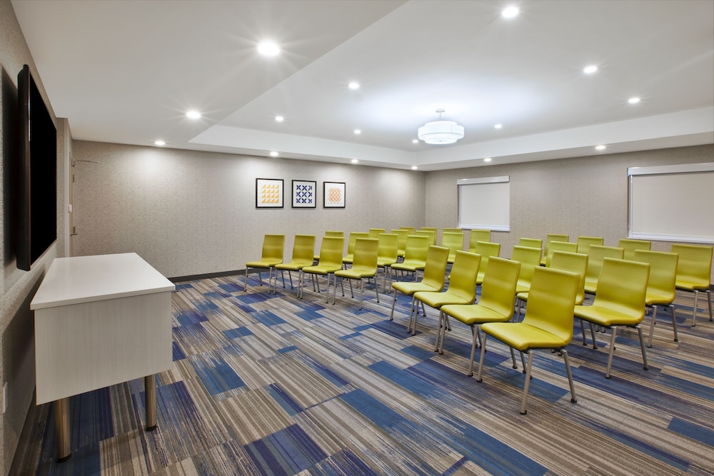 holiday inn express and suites rochester victor