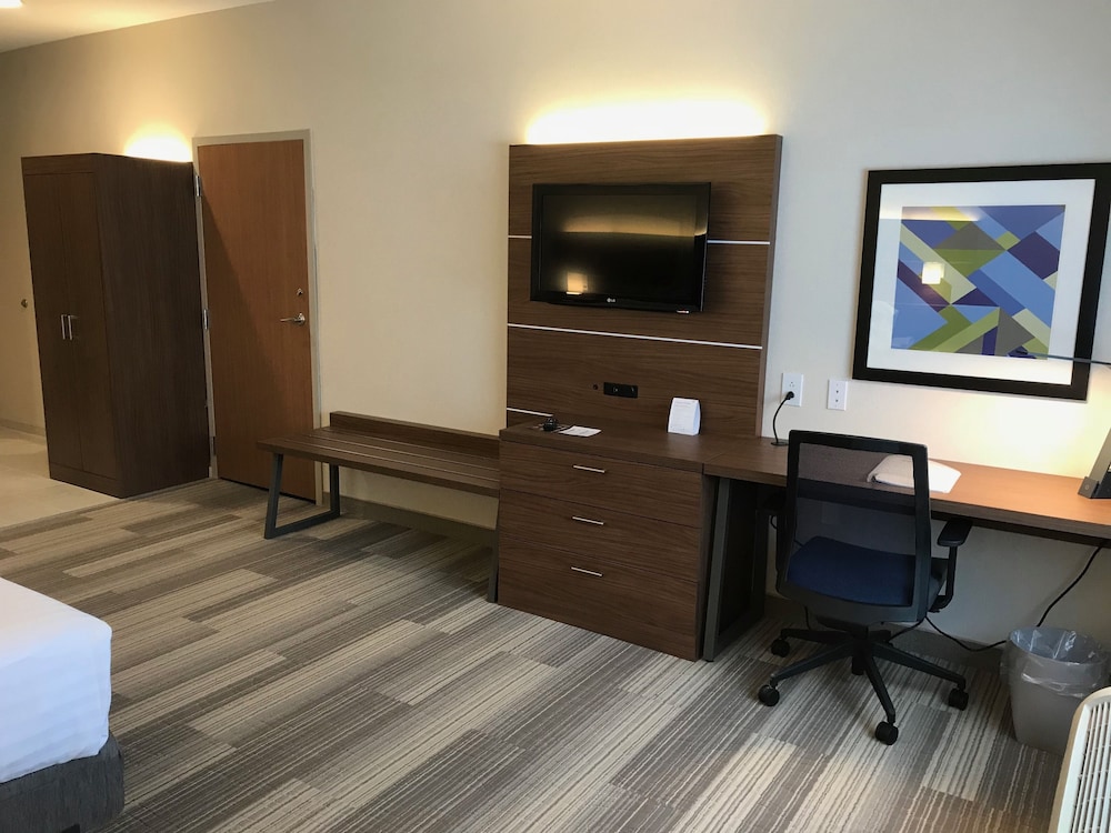 holiday inn express and suites rochester victor