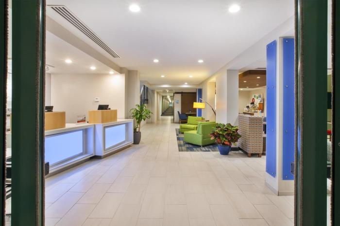 holiday inn express and suites rochester victor