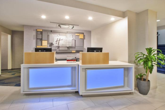 holiday inn express and suites rochester victor
