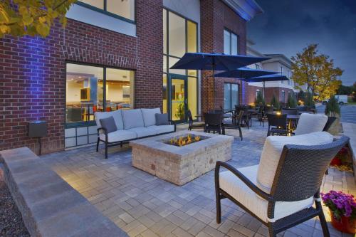 holiday inn express and suites rochester victor