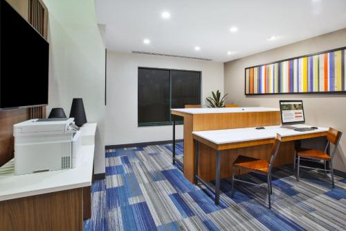 holiday inn express and suites rochester victor