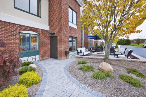 holiday inn express and suites rochester victor
