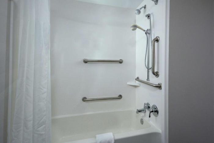 hampton inn and suites clinton i 26