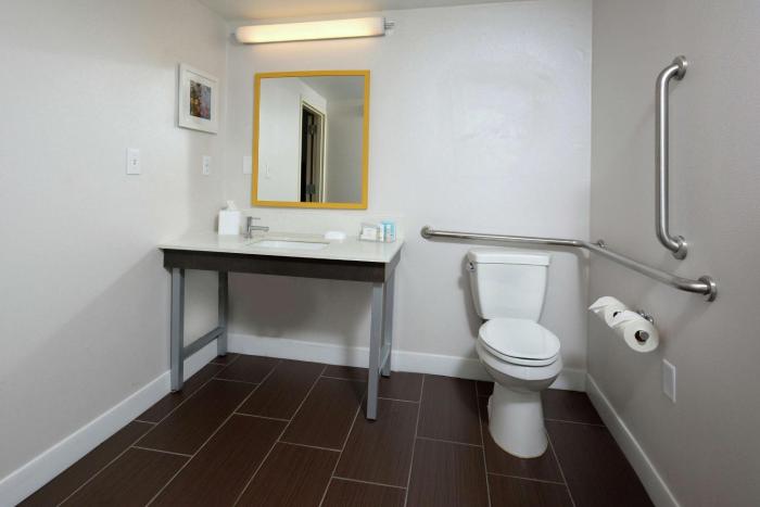 hampton inn and suites clinton i 26