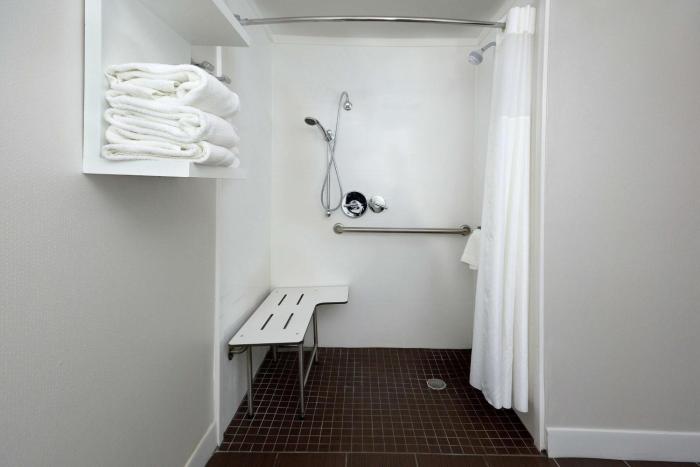 hampton inn and suites clinton i 26