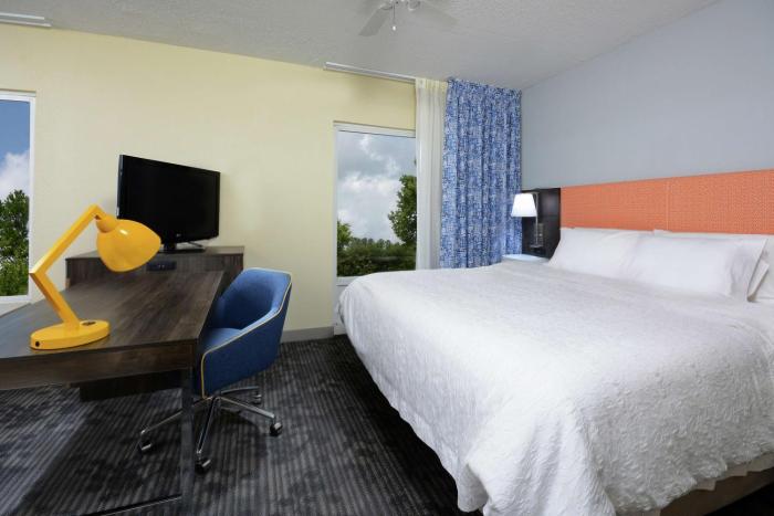 hampton inn and suites clinton i 26