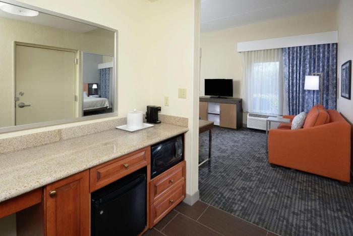hampton inn and suites clinton i 26