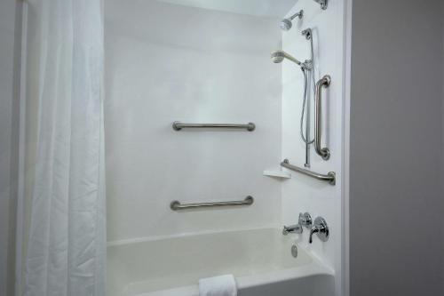 hampton inn and suites clinton i 26