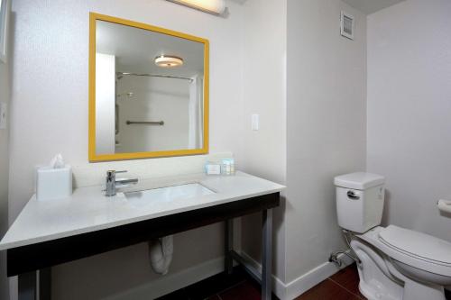 hampton inn and suites clinton i 26