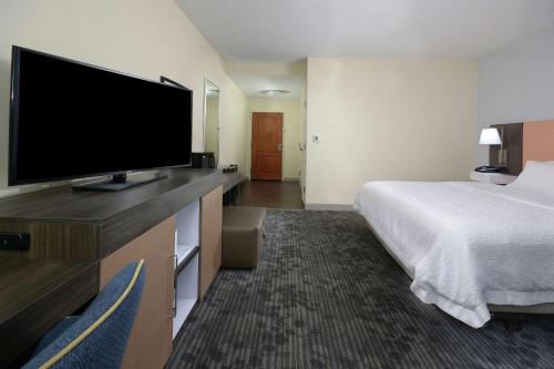 hampton inn and suites clinton i 26