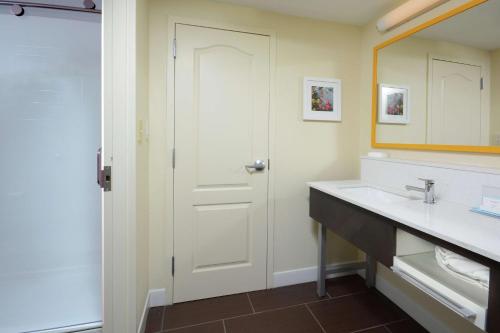 hampton inn and suites clinton i 26