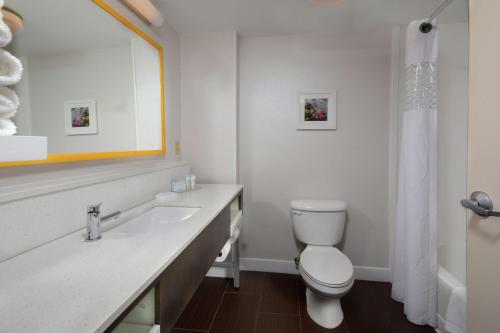 hampton inn and suites clinton i 26