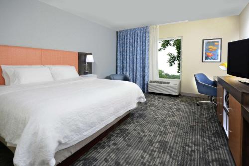 hampton inn and suites clinton i 26
