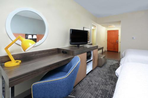 hampton inn and suites clinton i 26