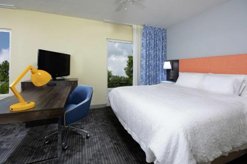 hampton inn and suites clinton i 26