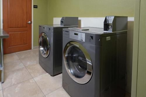 hampton inn and suites clinton i 26