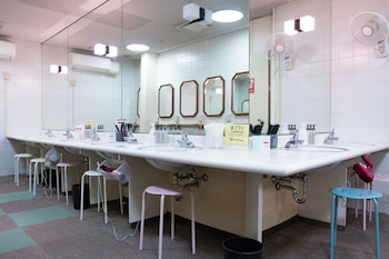 mens only capsule hotel asahi plaza shinsaibashi