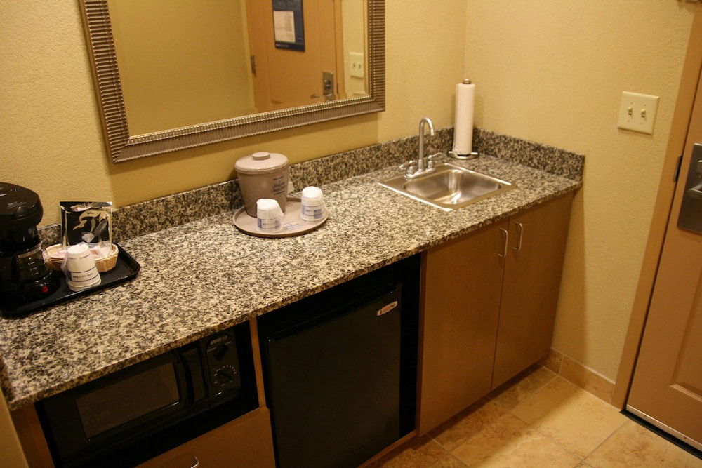 hampton inn and suites mobile providence park airport