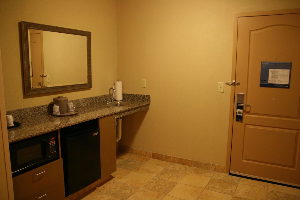 hampton inn and suites mobile providence park airport