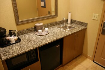 hampton inn and suites mobile providence park airport