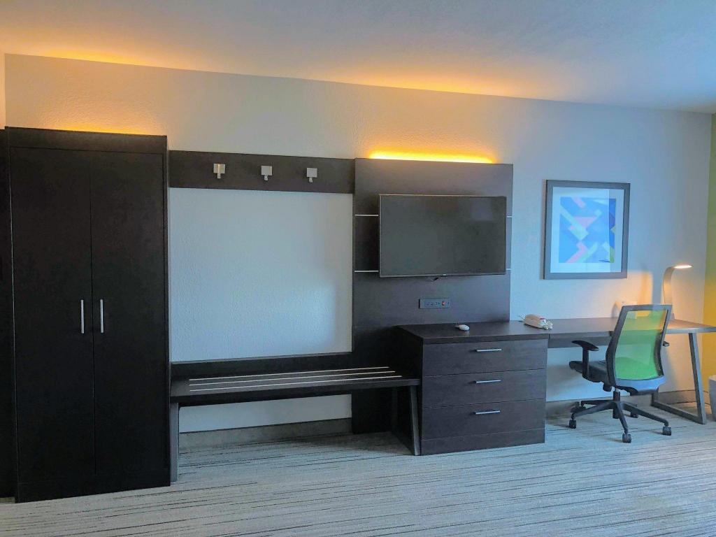 holiday inn express and suites hearne by ihg