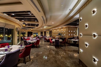 sharq village and spa a ritz carlton hotel