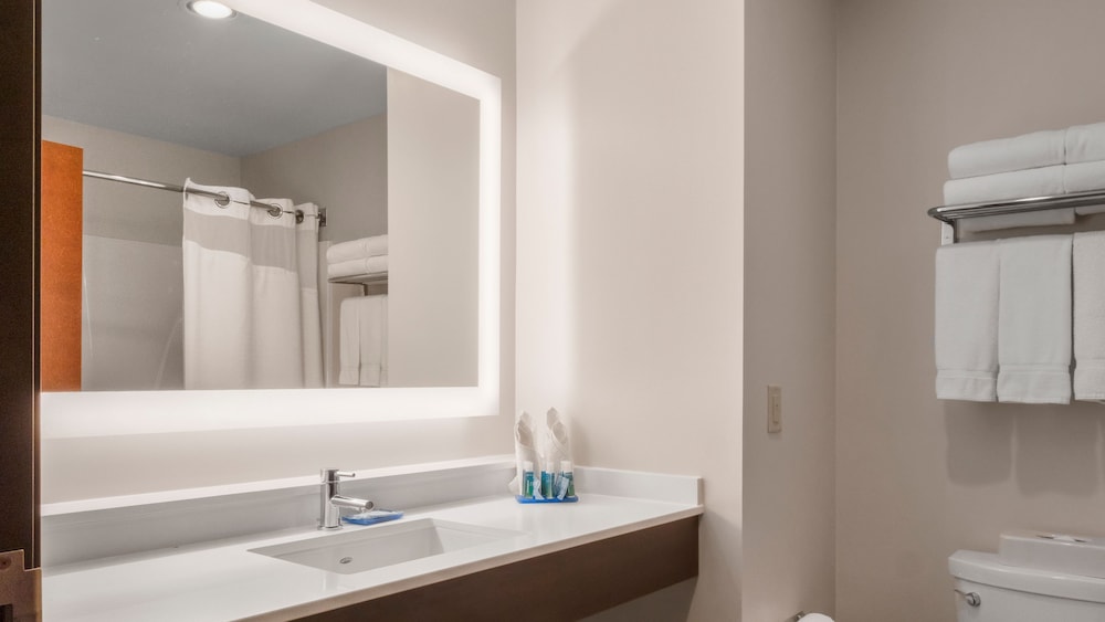 holiday inn express and suites newton by ihg