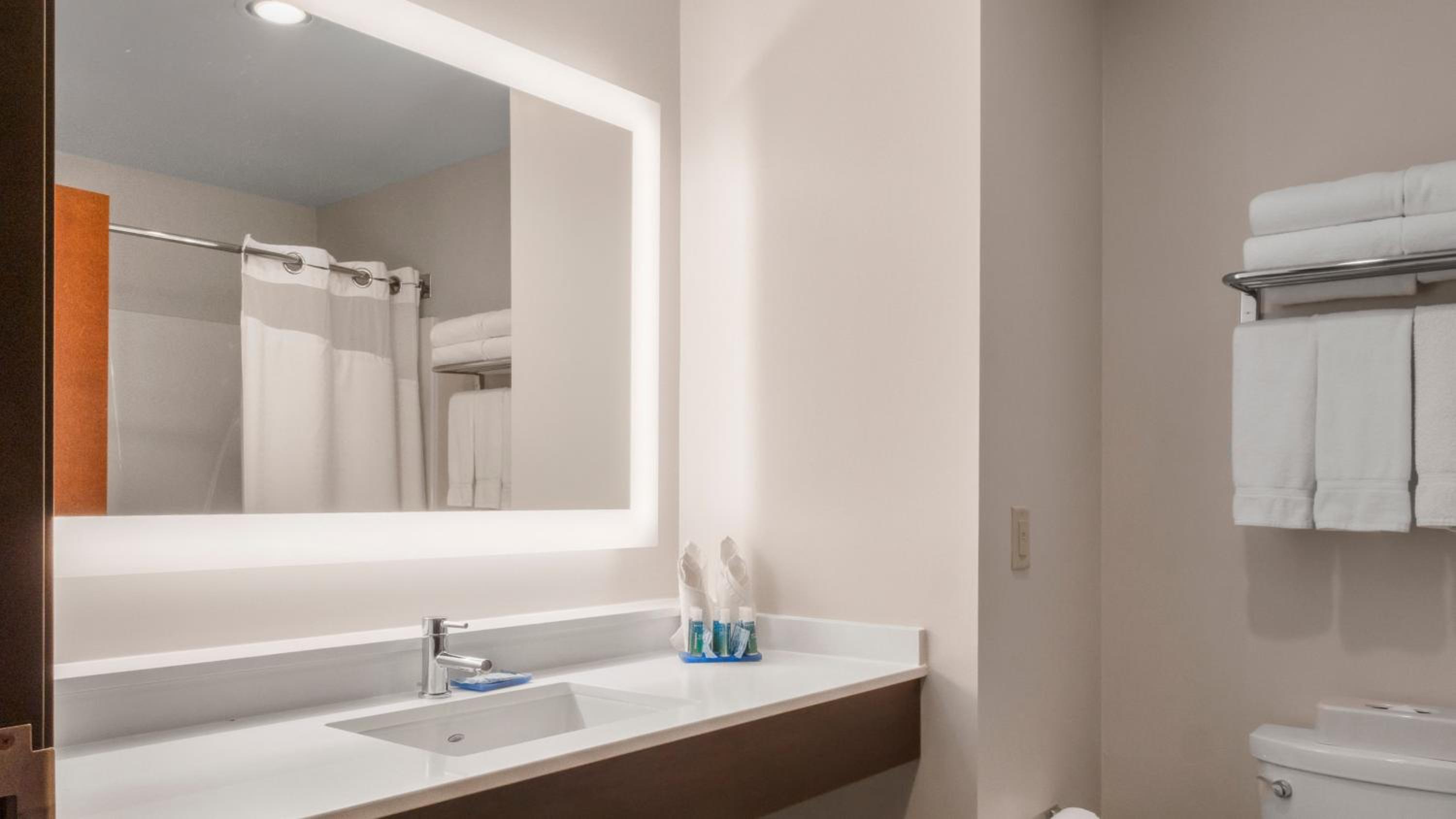holiday inn express and suites newton by ihg