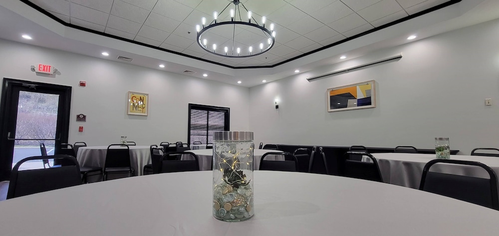 holiday inn express and suites newton by ihg