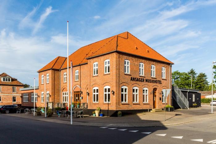 ansager hotel og hytteby