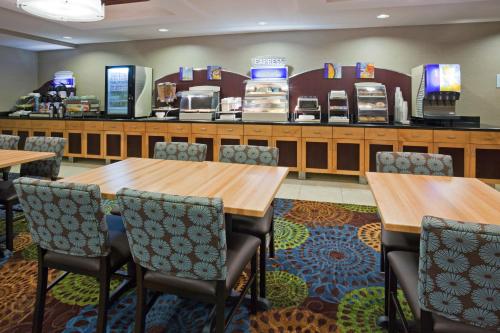 holiday inn express and suites rochester west medical center by ihg