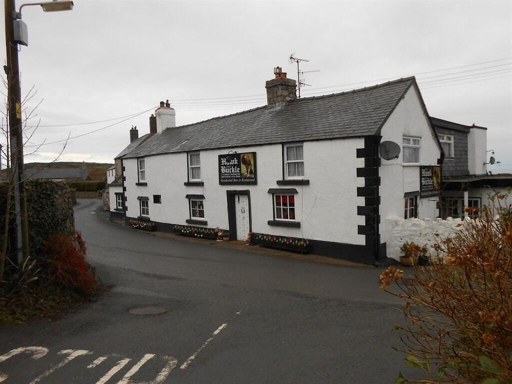 the hawk and buckle inn