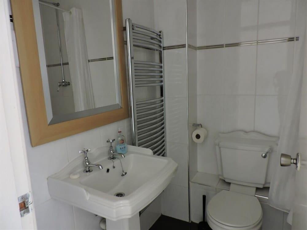 the hawk and buckle inn