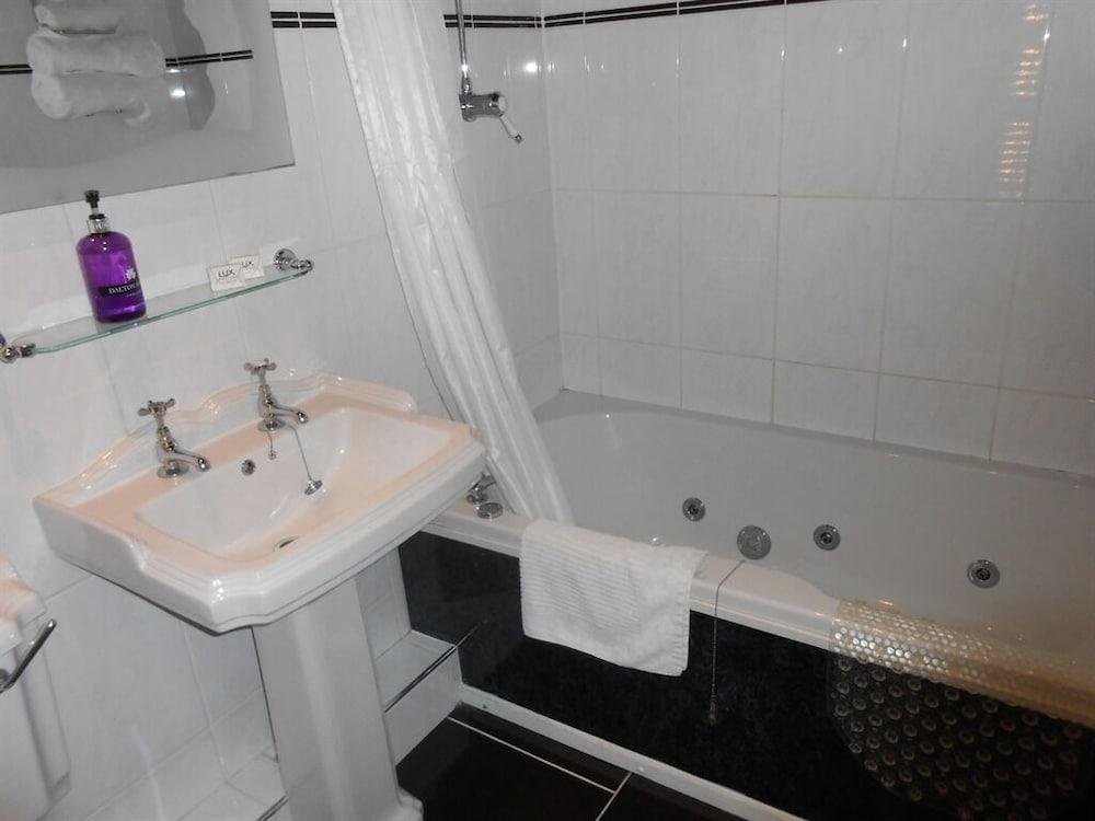 the hawk and buckle inn