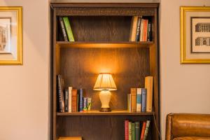 the hawk and buckle inn