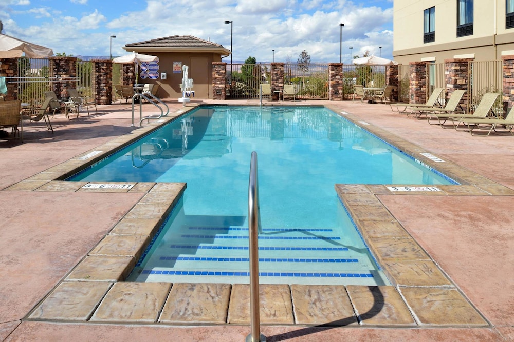 holiday inn express and suites page lake powell area